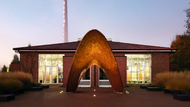 Der Ziegel-Pavillon vor unserer Werksausstellung - ein architektonisches Kunstwerk aus Klinkersteinen in Kombination mit Textilbeton.