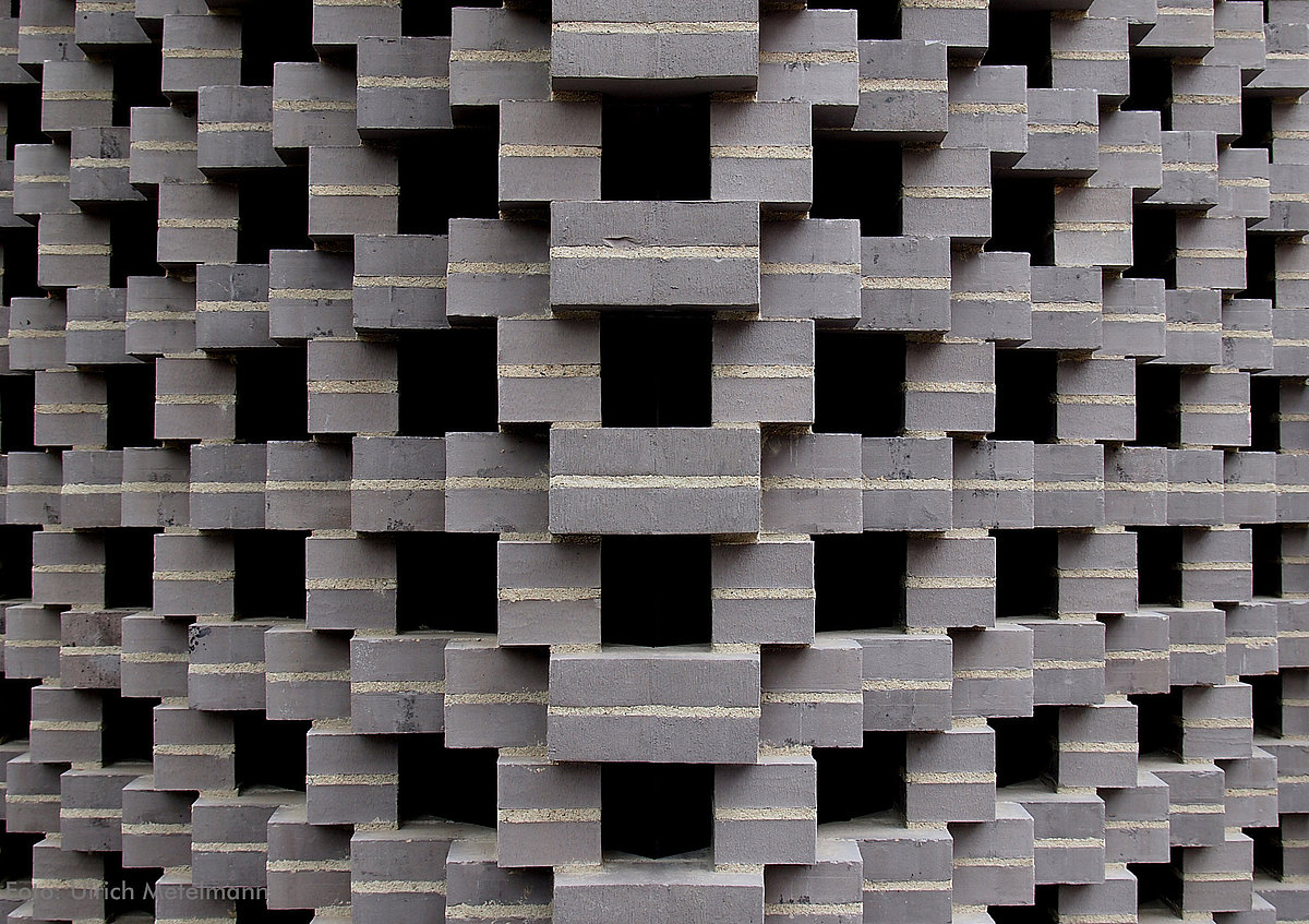 Fassaden-Ecke mit Filtermauerwerk aus Klinker