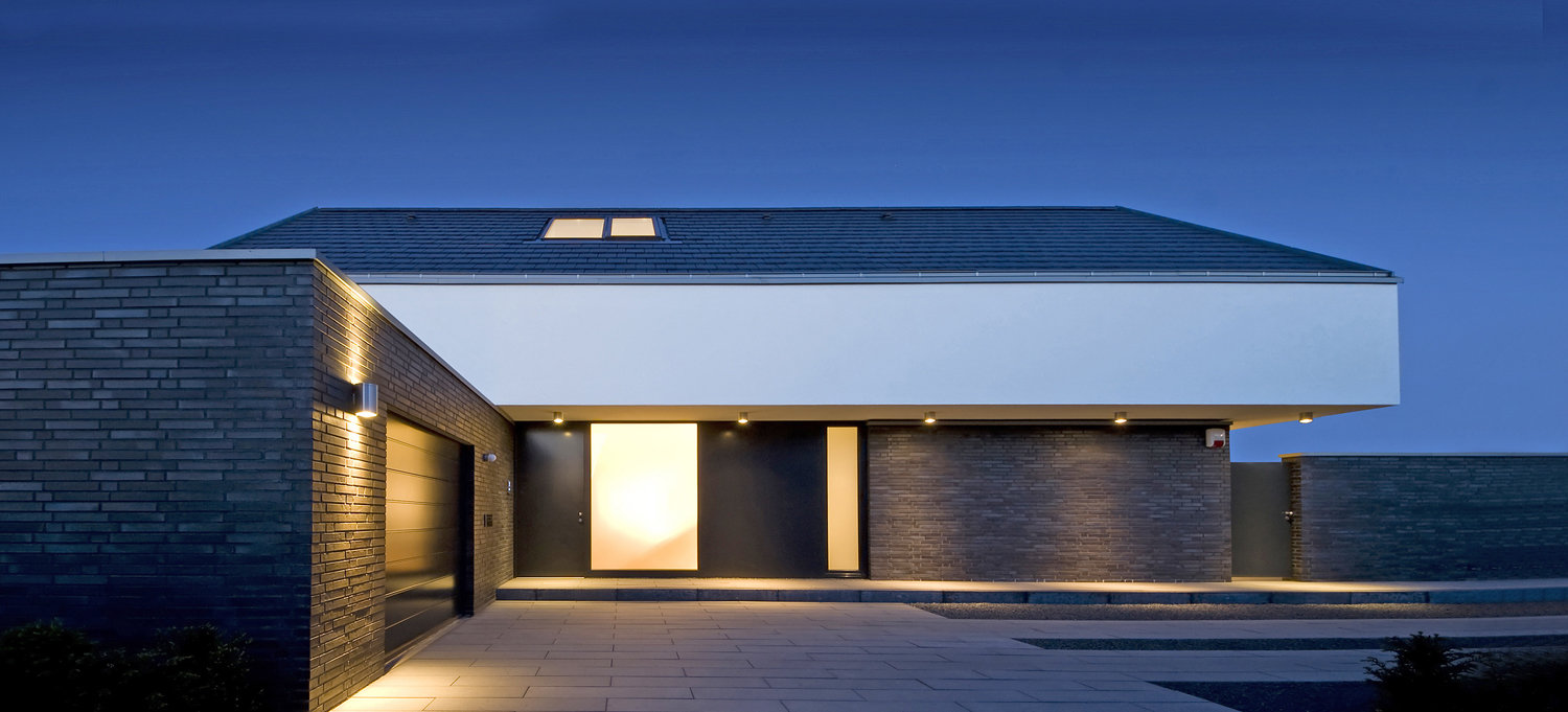 Modernes Wohnhaus mit anthraziter Fassade aus Klinkersteinen.