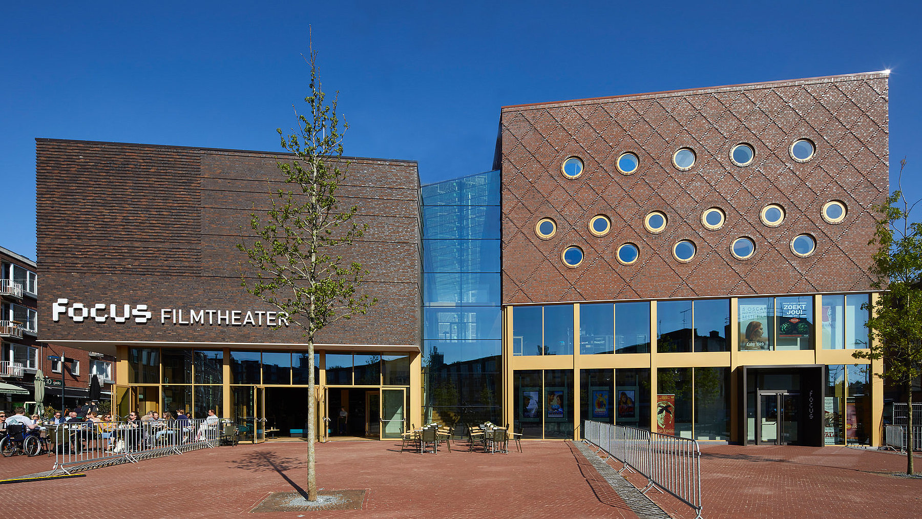 Kinokomplex in Eindhoven mit zwei Ziegel-Sorten als attraktives Ornament-Mauerwerk.